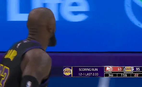 开云体育-詹姆斯三分也投进，湖人下半场轰出12-1领先老鹰32分